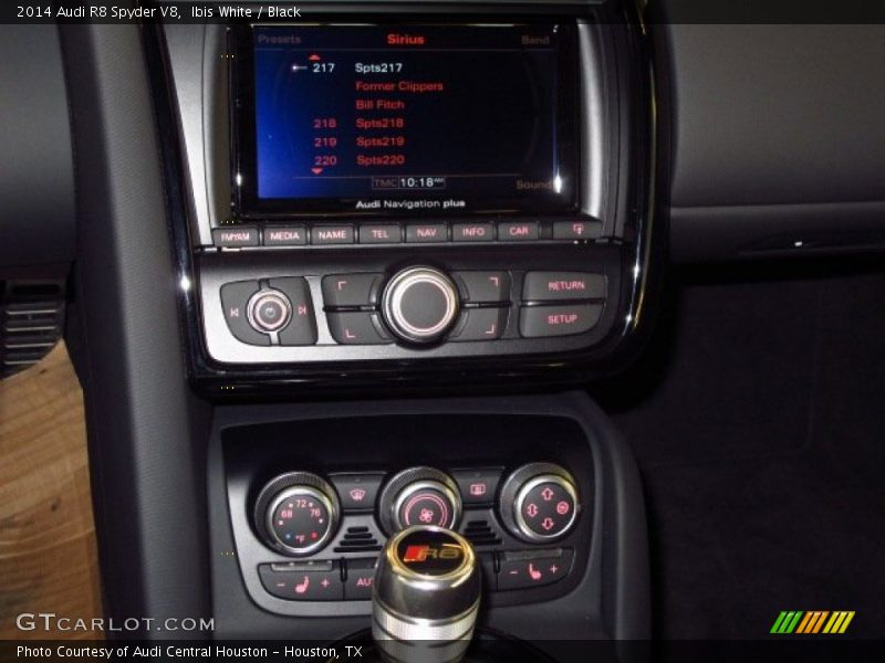 Ibis White / Black 2014 Audi R8 Spyder V8
