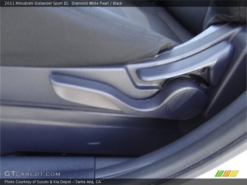 Diamond White Pearl / Black 2011 Mitsubishi Outlander Sport ES