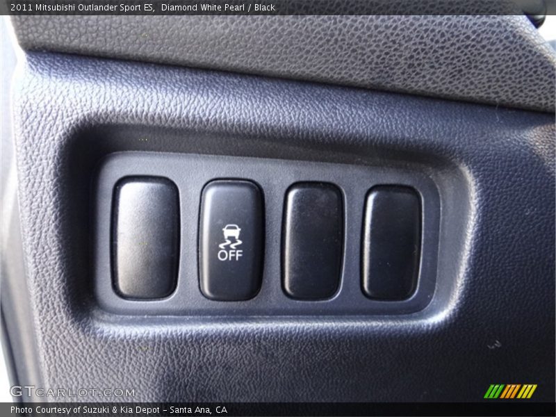Diamond White Pearl / Black 2011 Mitsubishi Outlander Sport ES