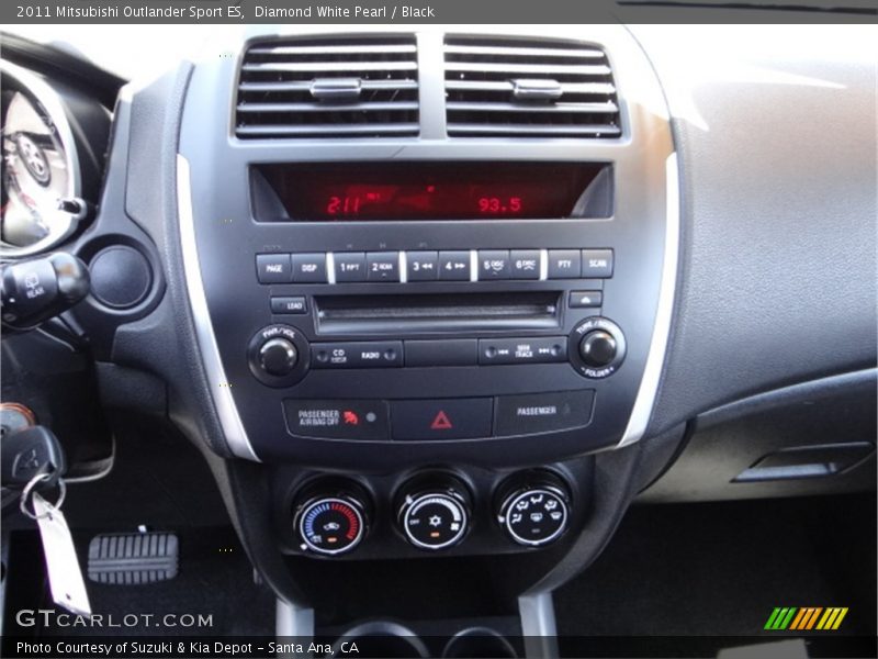 Diamond White Pearl / Black 2011 Mitsubishi Outlander Sport ES