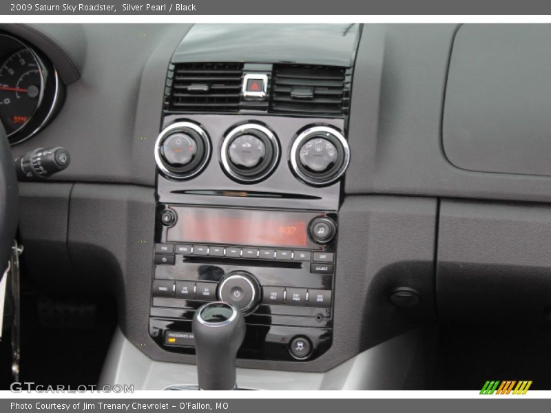 Silver Pearl / Black 2009 Saturn Sky Roadster