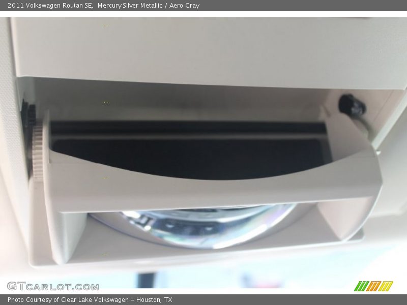 Mercury Silver Metallic / Aero Gray 2011 Volkswagen Routan SE