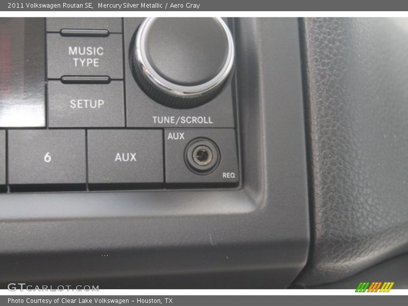 Mercury Silver Metallic / Aero Gray 2011 Volkswagen Routan SE