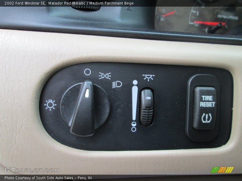 Matador Red Metallic / Medium Parchment Beige 2002 Ford Windstar SE