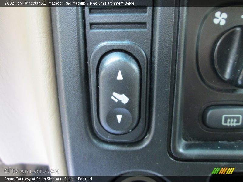 Matador Red Metallic / Medium Parchment Beige 2002 Ford Windstar SE