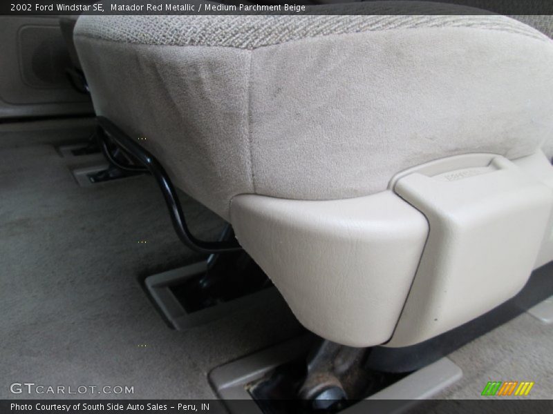 Matador Red Metallic / Medium Parchment Beige 2002 Ford Windstar SE