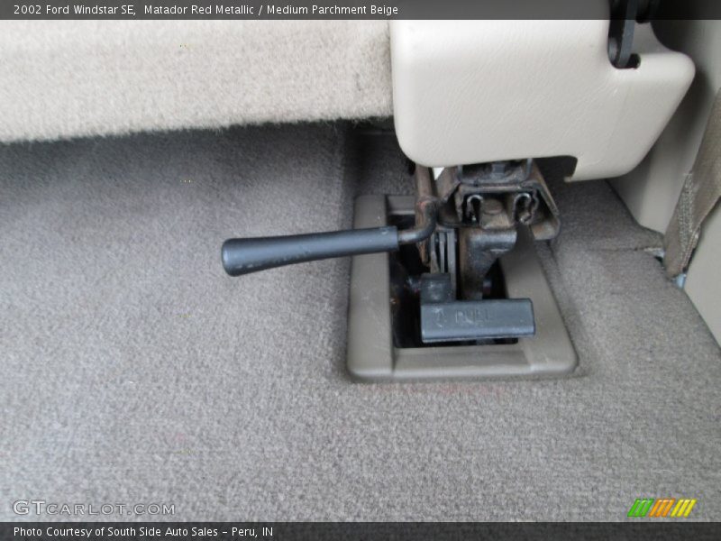 Matador Red Metallic / Medium Parchment Beige 2002 Ford Windstar SE