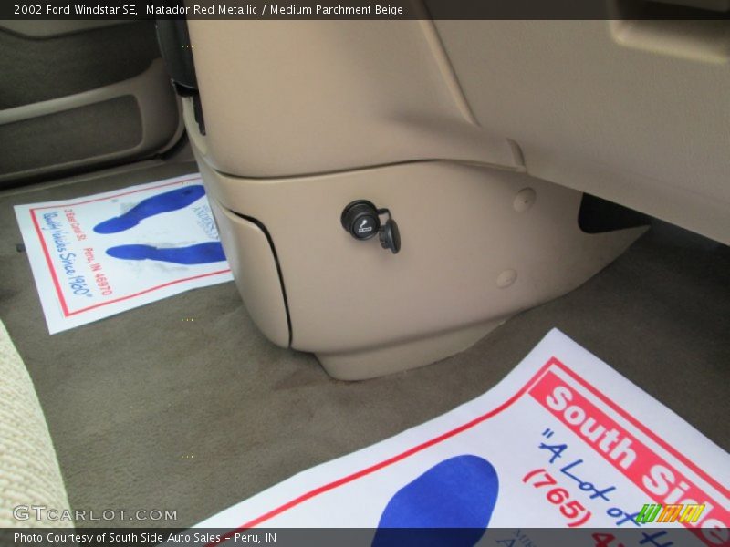Matador Red Metallic / Medium Parchment Beige 2002 Ford Windstar SE