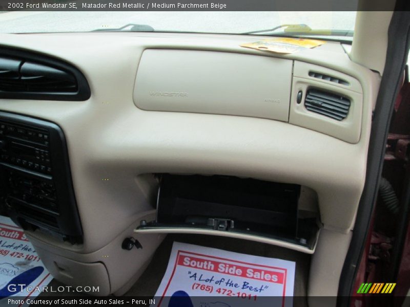Matador Red Metallic / Medium Parchment Beige 2002 Ford Windstar SE