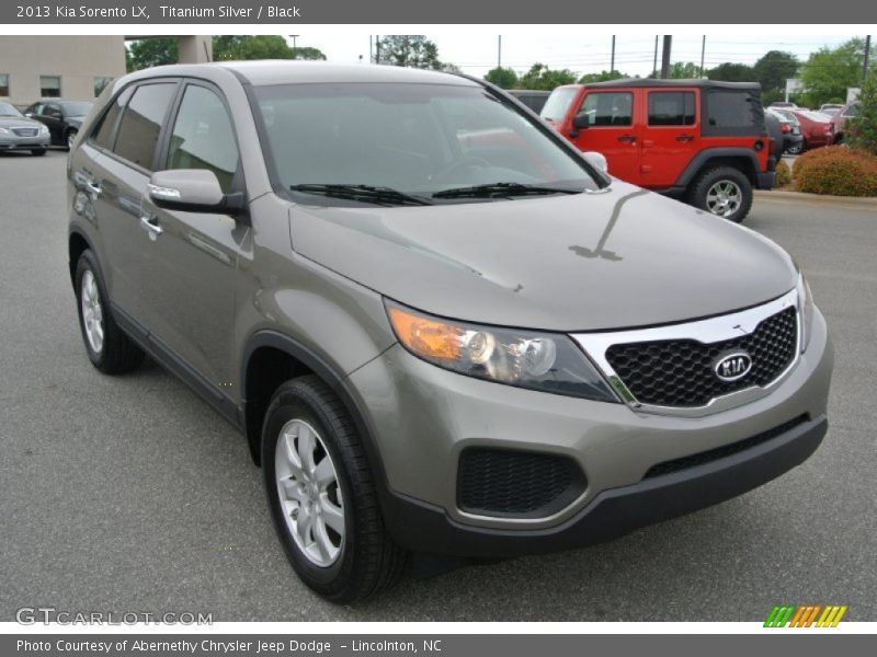Front 3/4 View of 2013 Sorento LX