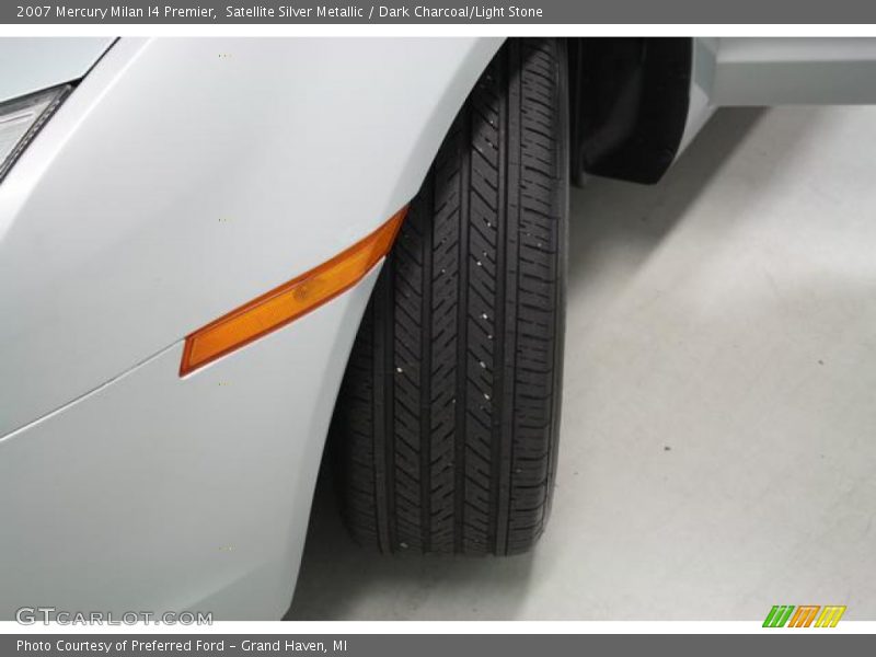 Satellite Silver Metallic / Dark Charcoal/Light Stone 2007 Mercury Milan I4 Premier