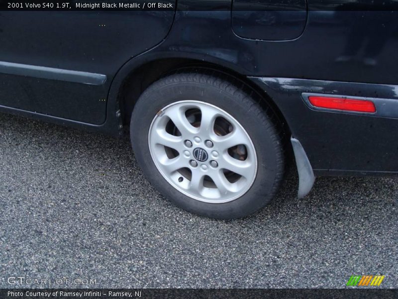 Midnight Black Metallic / Off Black 2001 Volvo S40 1.9T