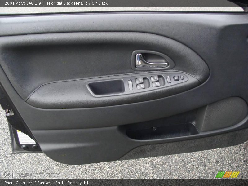 Midnight Black Metallic / Off Black 2001 Volvo S40 1.9T