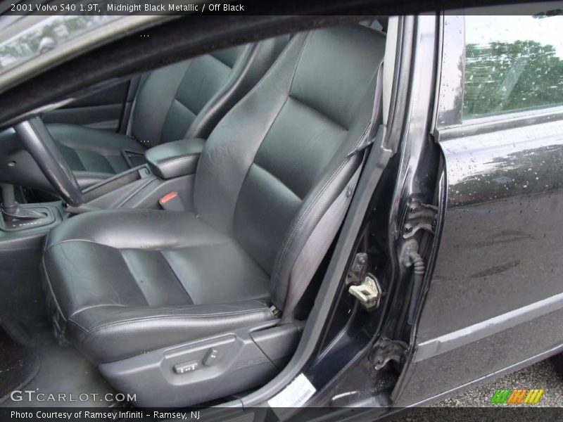 Midnight Black Metallic / Off Black 2001 Volvo S40 1.9T
