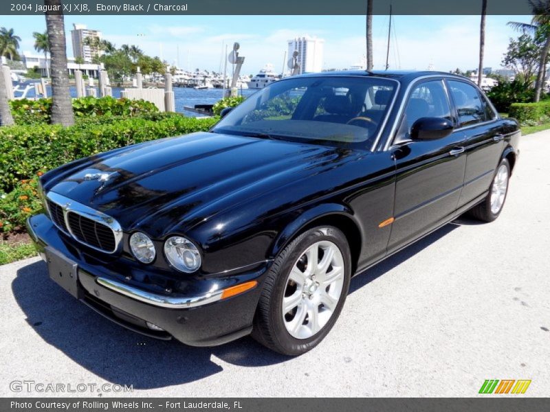 Front 3/4 View of 2004 XJ XJ8