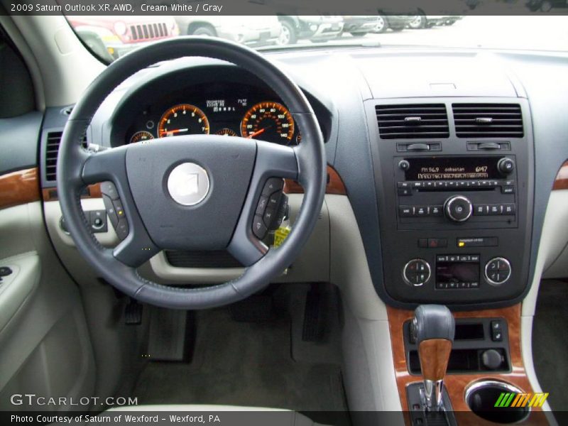 Cream White / Gray 2009 Saturn Outlook XR AWD