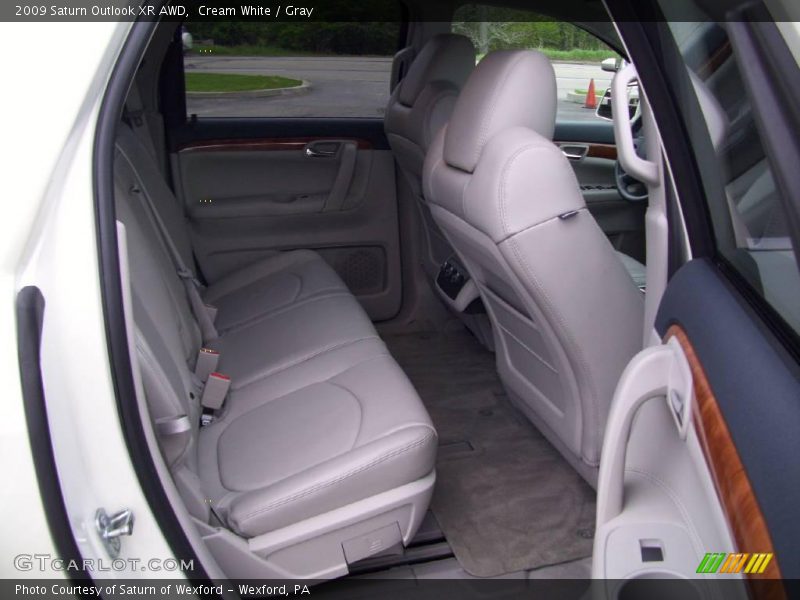 Cream White / Gray 2009 Saturn Outlook XR AWD