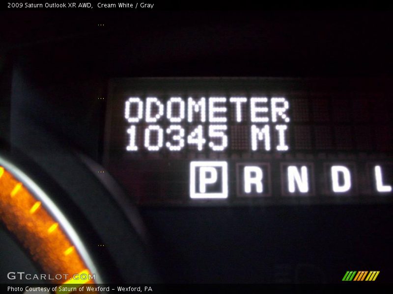 Cream White / Gray 2009 Saturn Outlook XR AWD