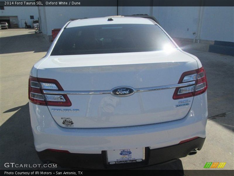 Oxford White / Dune 2014 Ford Taurus SEL