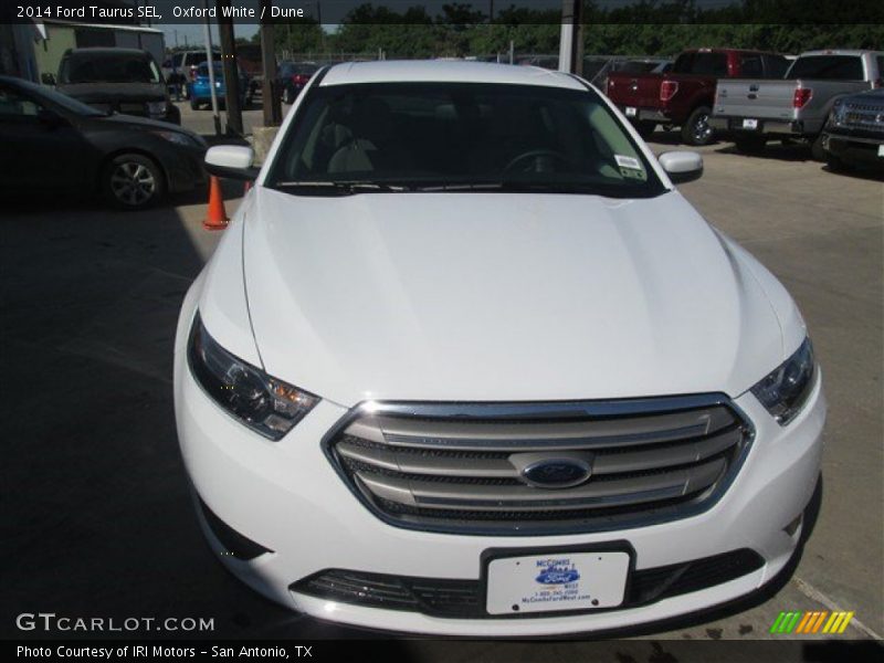 Oxford White / Dune 2014 Ford Taurus SEL