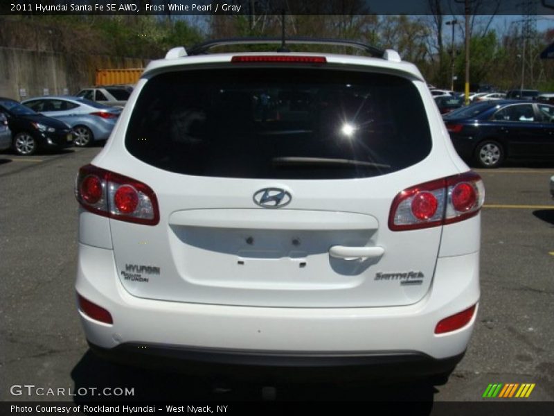 Frost White Pearl / Gray 2011 Hyundai Santa Fe SE AWD