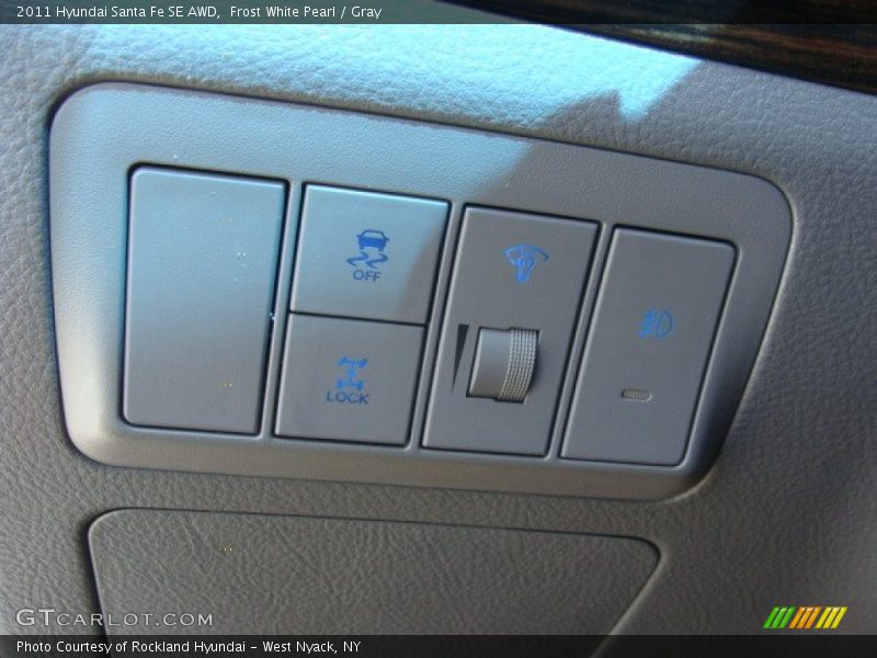 Frost White Pearl / Gray 2011 Hyundai Santa Fe SE AWD