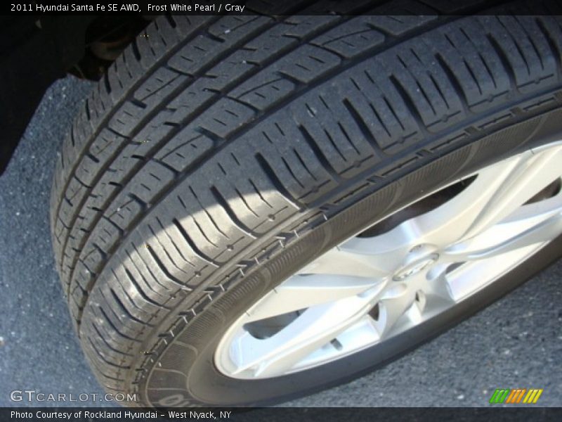 Frost White Pearl / Gray 2011 Hyundai Santa Fe SE AWD