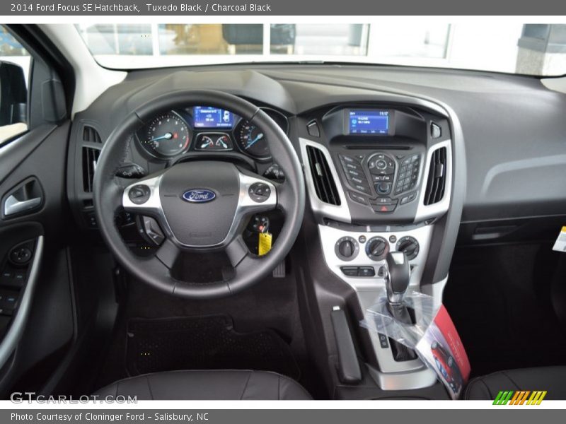 Tuxedo Black / Charcoal Black 2014 Ford Focus SE Hatchback