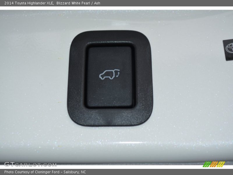 Blizzard White Pearl / Ash 2014 Toyota Highlander XLE