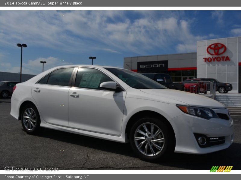 Super White / Black 2014 Toyota Camry SE