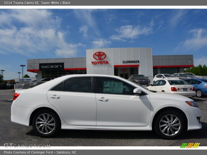 Super White / Black 2014 Toyota Camry SE
