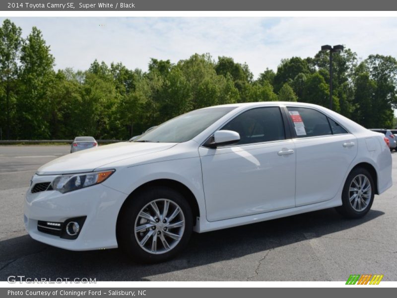 Super White / Black 2014 Toyota Camry SE
