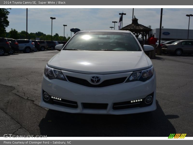 Super White / Black 2014 Toyota Camry SE