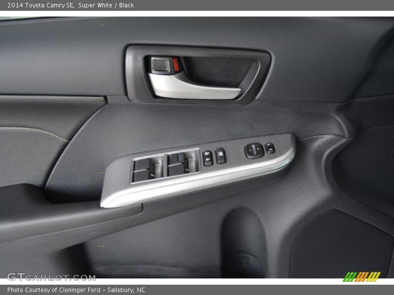 Super White / Black 2014 Toyota Camry SE