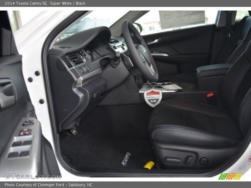 Super White / Black 2014 Toyota Camry SE
