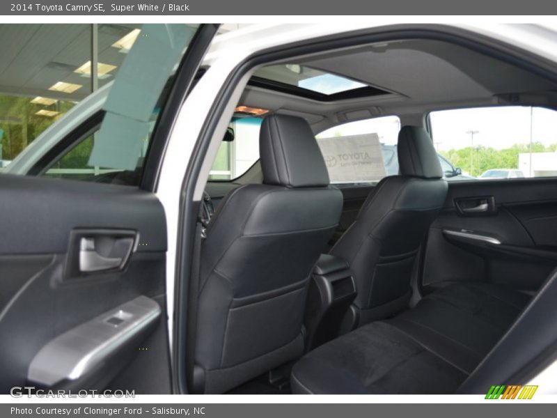 Super White / Black 2014 Toyota Camry SE