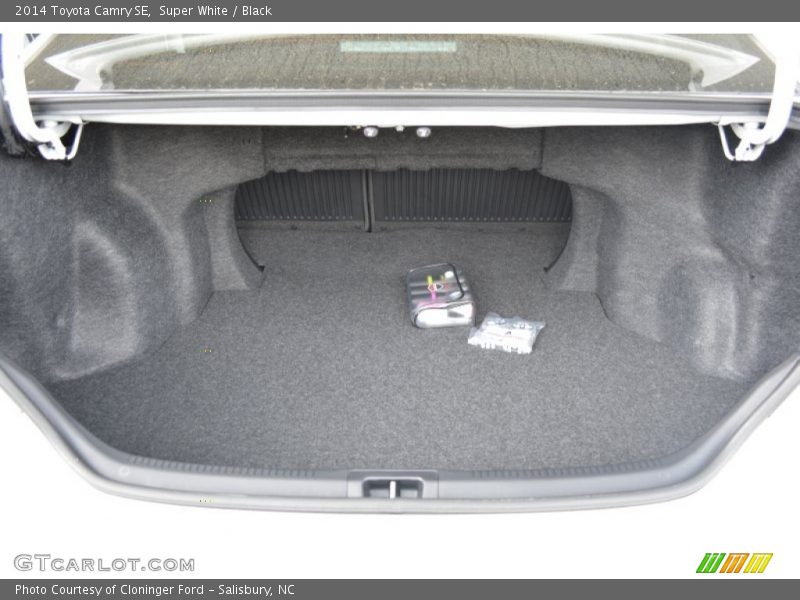 Super White / Black 2014 Toyota Camry SE