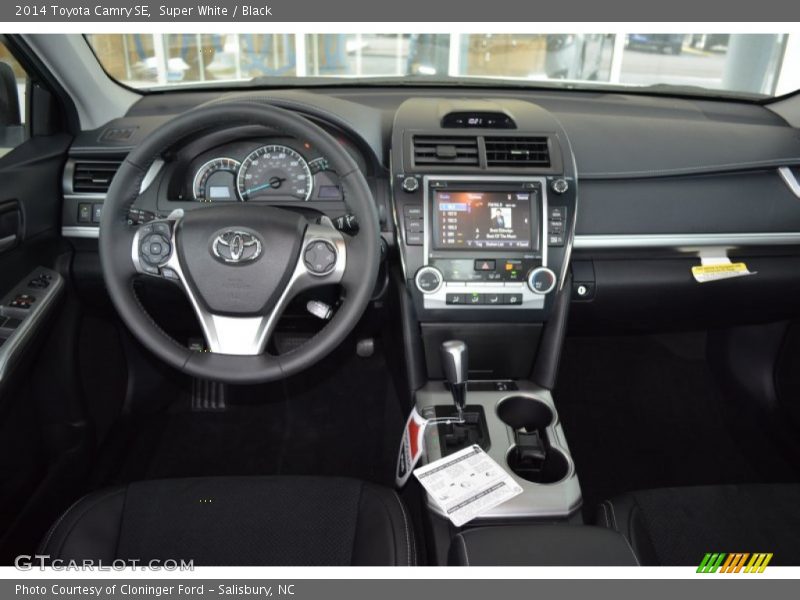 Super White / Black 2014 Toyota Camry SE