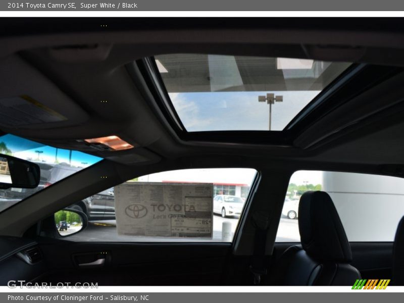 Super White / Black 2014 Toyota Camry SE