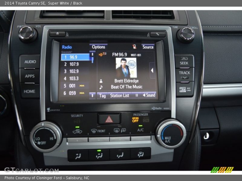 Super White / Black 2014 Toyota Camry SE