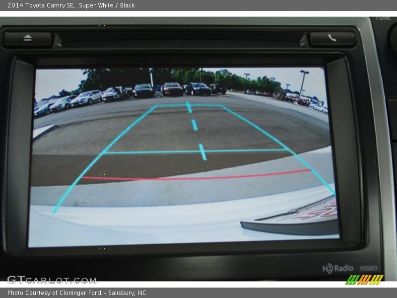 Super White / Black 2014 Toyota Camry SE