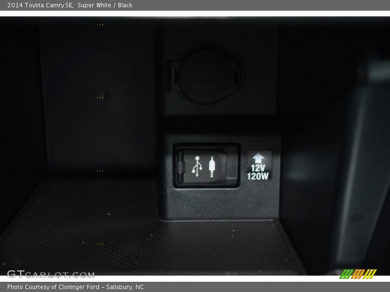 Super White / Black 2014 Toyota Camry SE