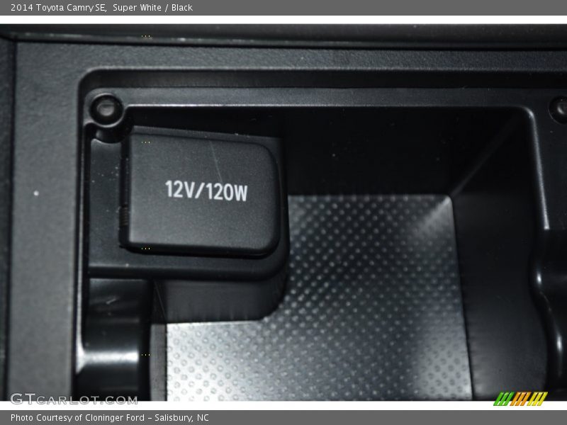 Super White / Black 2014 Toyota Camry SE