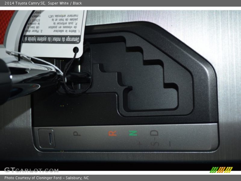 Super White / Black 2014 Toyota Camry SE