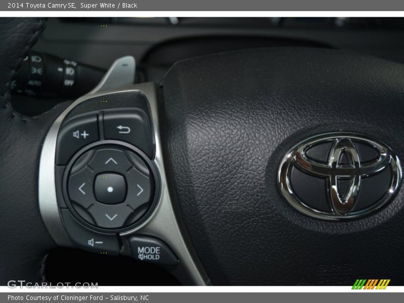 Super White / Black 2014 Toyota Camry SE