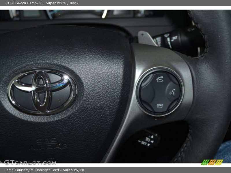 Super White / Black 2014 Toyota Camry SE
