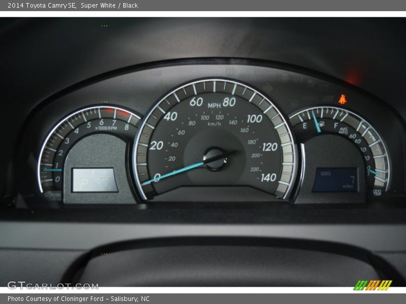 Super White / Black 2014 Toyota Camry SE