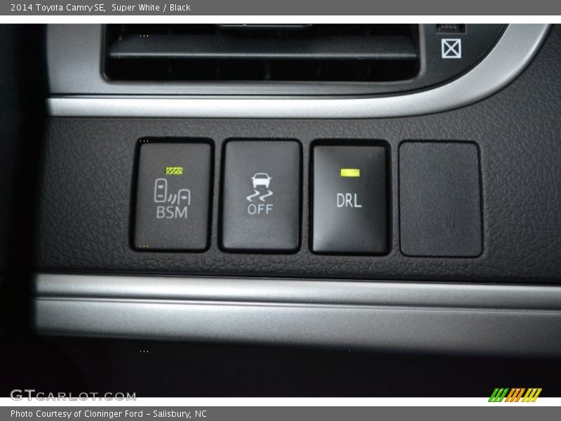 Super White / Black 2014 Toyota Camry SE