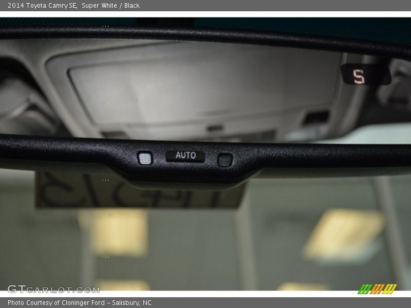 Super White / Black 2014 Toyota Camry SE