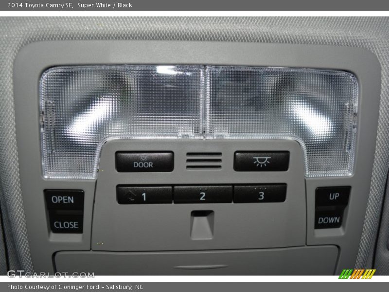 Super White / Black 2014 Toyota Camry SE